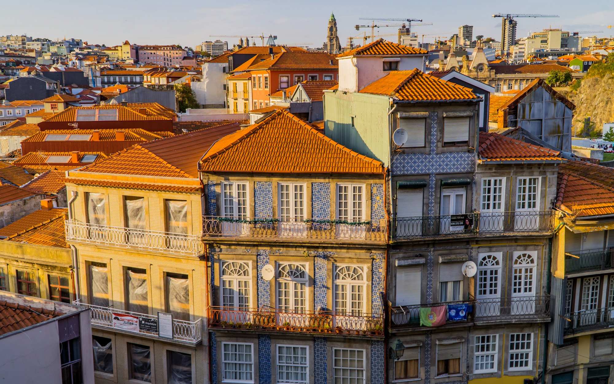 Façades colorées de Porto dans la lumière du soir
